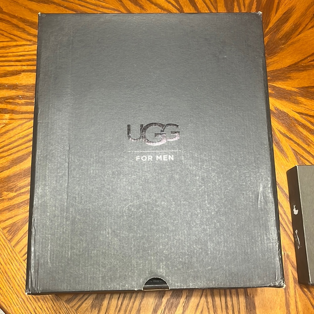 Mens harkley style uggs size 13. Like new condition.